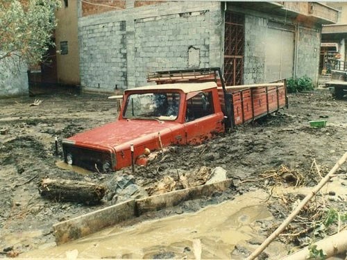 Akçaabat'ımızda 1990 yılında yaşanmış olan sel felaketinin seneyi devriyesinde, hayatını kaybeden vatandaşlarımızı rahmetle anıyoruz.

19 Haziran 1990...