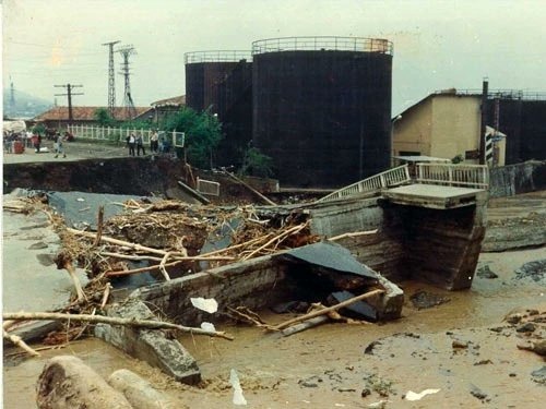 Akçaabat'ımızda 1990 yılında yaşanmış olan sel felaketinin seneyi devriyesinde, hayatını kaybeden vatandaşlarımızı rahmetle anıyoruz.

19 Haziran 1990...