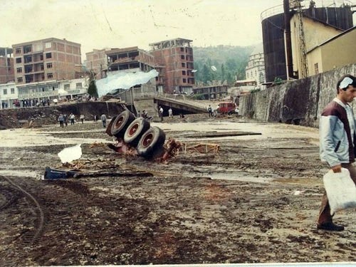 Akçaabat'ımızda 1990 yılında yaşanmış olan sel felaketinin seneyi devriyesinde, hayatını kaybeden vatandaşlarımızı rahmetle anıyoruz.

19 Haziran 1990...