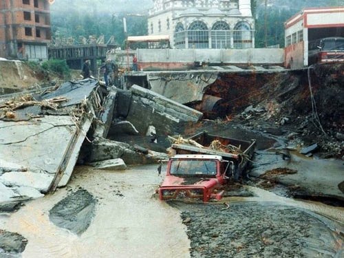 Akçaabat'ımızda 1990 yılında yaşanmış olan sel felaketinin seneyi devriyesinde, hayatını kaybeden vatandaşlarımızı rahmetle anıyoruz.

19 Haziran 1990...