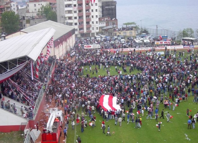 Antalyaspor'u 4-0 mağlup eden Akçaabat Sebatspor Süper lige çıktı.
18.05.2003