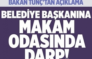 Belediye Başkanına makamında ,2 belediye personeli...